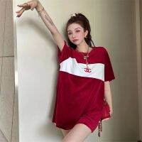 แบรนด์เสื้อแขนสั้นแฟชั่นผ้ากำมะหยี่พิมพ์โลโก้ C ของแท้สำหรับผู้หญิงเสื้อตัวบนสำหรับใส่ในอินเทอร์เน็ตเสื้อตัวบนสำหรับผู้หญิงขนาดใหญ่พิเศษเสื้อยืดตัวยาวปานกลางมีเอกลักษณ์เสื้อฐานผ้าไหมน้ำแข็งสีแดง