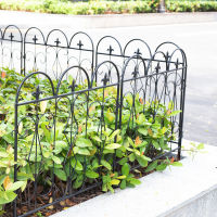 รั้วสวนหย่อม 5 ชิ้น 61x70 ซม สีดำ แต่งสวน สีดำ รั้วต้นไม้ รั้วตกแต่งสวน 5pcs Garden Fence Metal Decor Pet Barrier Fence รั้วสวนเหล็ก ประตูรั้วลายทึบได้