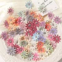【hot】 50/100 flores artificiais pequenas margaridas decoração de casamento falsas artesanato bricolage bijutaria acessórios noiva Natal mesa jantar arranjo jardim ar livre