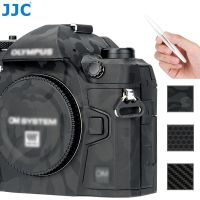 JJC 3M กาวป้องกันรอยขีดข่วนผิวกล้องฟิล์มสำหรับ Olympus OM SYSTEM OM-1 กล้องตกแต่งสติกเกอร์ป้องกันเงาสีดำเมทริกซ์สีดำคาร์บอนไฟเบอร์สีดำ