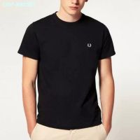 ♤Fred Perry 2022เสื้อยืดผู้ชายแขนสั้น,ระบายอากาศที่สะดวกสบายผ้าคอตตอนพิมพ์ลายลำลองรอบคอหลวมฤดูร้อน