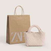 Zara○ อาวุโสฮ่องกงซื้อใหม่กระเป๋าทอเป็นแบบพกพากระเป๋าหิ้วช่องออกแบบแฟขั่นกระเป๋าโจ๊กเกอร์ผิวนุ่ม