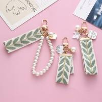 Elegant Leaf Pattern Wristlet Keychain Cute Pearl Shell Pendant With Keyrings and Strap For Women Keys Phones Wallets Decoration