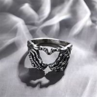 Jewelry Vintage Hip Hop Hand Bone Rings Gothic Punk Skull Hand with Heart Rings