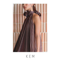 Kemissara Ruffle Open Back Mini Dress - Brown เดรสพลีตผู้หญิงผ้าพริ้วสบาย เดรสปล่อยสบาย