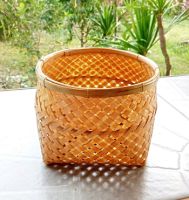 ตะกร้าไม้ไผ่ ตะกร้าไม้สาน ทำจากไม้ไผ่ ปากกลม ก้นตะกร้าสี่มุม ขนาดกะทัดรัด กว้าง 12 cm สูง 9 cm  Bamboo basket