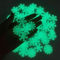 ✢☄✈ Vivid Snowflakes Glow Stickers Luminous In Dark Fluorescent Pvc Wall Art Xmas Birthday Party Home Decoration Diy Window Decals