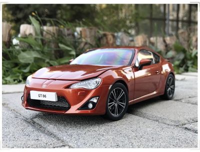 รถแข่งของเล่น GT86สำหรับโตโยต้า86 GT ของขวัญสำหรับเด็กผู้ชายรุ่นรถ Diecast ส้มเหล็กยางพลาสติก