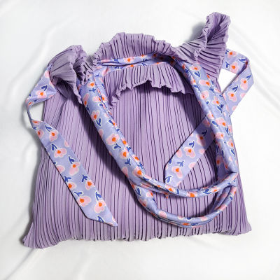 กระเป๋าพลีท 2 ด้าน  พลีทสีม่วง lavender กับผ้าเนื้อซาติน สายโบว์แต่ง สายสะพายฟูนุ่มนิ่ม