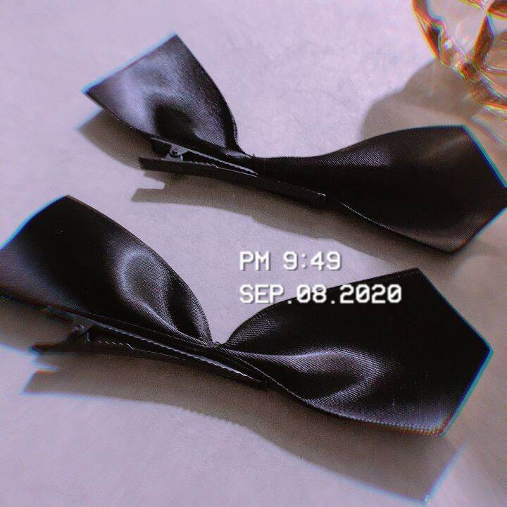 Jisoo with custom hair clips blackpink vintage black and white bow