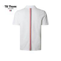 U.a Thom Browne ดั้งเดิมริบบิ้นด้านหลังแขนลำลองขาสั้นแบรนด์อเมริกันเสื้อโปโลสีขาวอินเทรนด์ TB Thonn เสื้อยืดแขนครึ่งชุดเดรสหน้าร้อนคู่ชายและหญิง