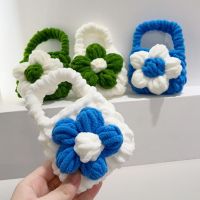 【LZ】♙❉  Crochet Earphone Case Cover Plush Knitting Flower Bag Cute Shell Flower Handbag Mini bolso Protetor Gift Acessórios