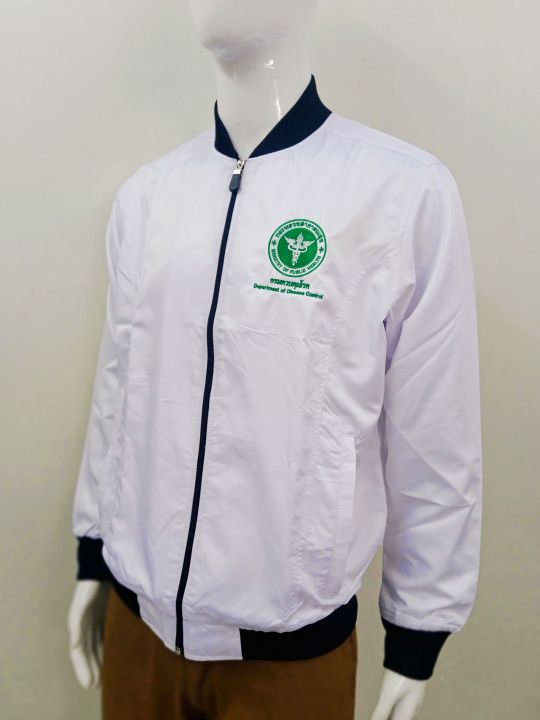 เสื้อแจ็คเก็ตสีขาว-ปักโลโก้สาธารณสุขหรือกรมควบคุมโรค-งานผลิตจากโรงงานไทย