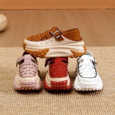 รองเท้าคุณพ่อผู้หญิงสไตล์เกาหลี 2023 ฤดูร้อนแบบใหม่ลำลองพื้นนิ่มพื้นหนากีฬาสีตัดกันแมทช์ลุคง่ายระบายอากาศรองเท้าผู้หญิง