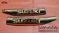 SUZUKI RC100G FUEL TANK EMBLEM (LH&amp;RH) "GOLD" // โลโก้ข้างถังน้ำมัน (ยาว 29 ซม.) (กว้าง 6 ซม.) (สูง 5 ซม.) สินค้าคุณภาพดี