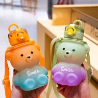 《Huahua grocery》1.4L Kawaii ขวดน้ำหมีฟางขวดน้ำพลาสติกขนาดใหญ่น่ารักดื่มถ้วยที่มีสายรัดฟางสาวของขวัญเด็ก Drinkwareเงินและธนาคาร