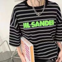 Spot / JIL SANDER ss22 เสื้อยืดแขนสั้นลายทางสีดำและสีขาวสีเขียวโฟมตัวอักษรโลโก้