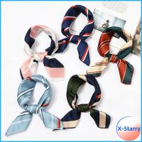 X-STARRY ผ้าพันคอสี่เหลี่ยมจัตุรัสผ้าพันคอผ้าซาตินสำหรับผู้หญิงหัวผ้าซาตินทำจากผ้าไหมวินเทจขนาดเล็กลายดอกไม้หรูหรา