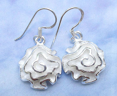 Thai design earrings white flower 925 sterling silver beautiful ลวดลายไทย น่ารักทำจากมึอลวดลายไทยตำหูเงินน่ารักทำจากมึอลวดลายไทยตำหูเงินสเตอรลิงซิลเวอรสวยของฝาก