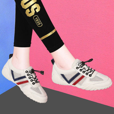One Mall Plus รองเท้าสีขาวขนาดเล็กผู้หญิงด้านล่างนุ่ม 2022 ฤดูร้อนใหม่รองเท้าผู้หญิงแบนระบายอากาศกีฬารองเท้าลำลอง