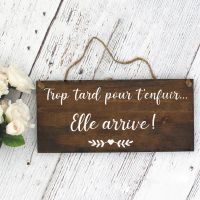 Wedding Ceremony Sign Vinyl Sticker Quote "Trop tard pour tenfuir... Elle arrive !" Vinyl Board Decoration Wedding Art Decal Wall Stickers Decals