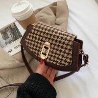 Small bag female 2023 new trendy retro texture fashion houndstooth foreign style all-match ins messenger small square bag 【BYUE】