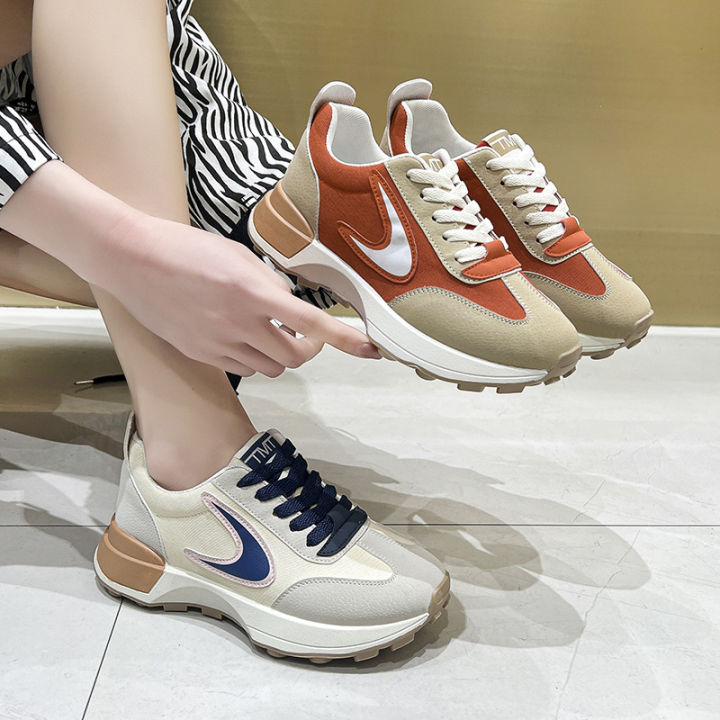 รองเท้ากีฬาผู้หญิง-2023-ฤดูร้อนผู้หญิงรองเท้าวิ่งพื้นหนาระบายอากาศได้ทุกคู่รองเท้าลำลองนุ่มโรงงานขายส่ง