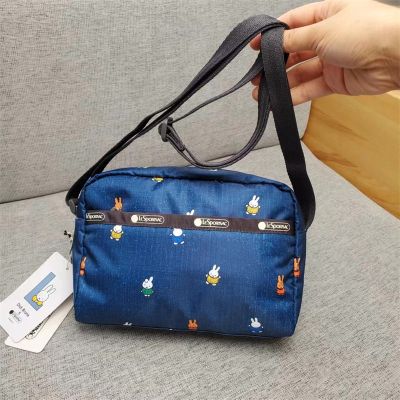 Lesportsac การ์ตูนญี่ปุ่น Messenger กระเป๋ากระเป๋าสะพายไหล่ลำลองสุภาพสตรีกระเป๋าสี่เหลี่ยมเล็ก Light ดอกไม้กระเป๋าผ้า 2434