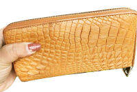 กระเป๋าสตางค์ หนังจระเข้ สำหรับผู้หญิง ทรง Clutch ขนาด 4.2 นิ้ว X 7.05 นิ้ว สีแทน ถือวันใหนก็ดูดี มีสง่า