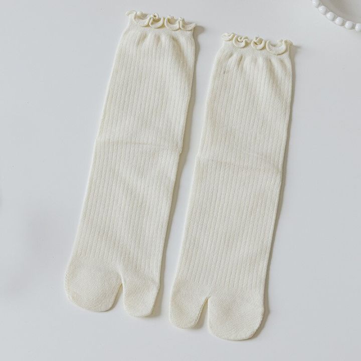 ชุดกิโมโนสองนิ้วถุงเท้าแยกนิ้วสไตล์ญี่ปุ่นสำหรับผู้ชายและผู้หญิงผ้าใยทรงนินจาโต๊ะสีขาว