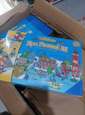 Richard Scarrys BusyTown Eye Found It👀  🎡เกมส์นี้เป็น board game ที่เล่นได้ตั้งแต่3ขวบเลยค่ะ   เหมาะมากสำหรับวัยที่เริ่มเล่นเกมส์