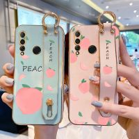 [ข้อเสนอพิเศษ] Romwe   (พร้อมสายรัดข้อมือ) เคสโทรศัพท์หรูหราสำหรับ Huawei Nova 4 Stand Holder Case Sweet Peach Square Electroplating Back Cover