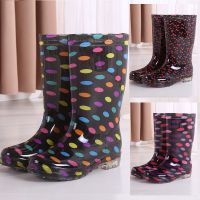 【Ready Stock】Fashion Mid-Tube Thickened Waterproof Shoes Rain Boots Women Summer Kitchen Work Rubber Long Tube Anti-Sli