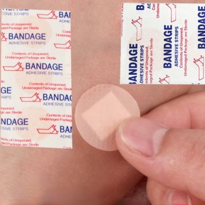 【LZ】 100Pcs Round Bandage Waterproof  Bandaid Woundplast Band Aid Outdoor Sports Hemostasis Medical Tape First Aid