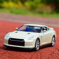 WELLY 1:36 Nissan GTR Classic Alloy Sports Car Model Diecast Metal Toy Vehicles Pull Back Simulation Collection Gifts Toys Kids