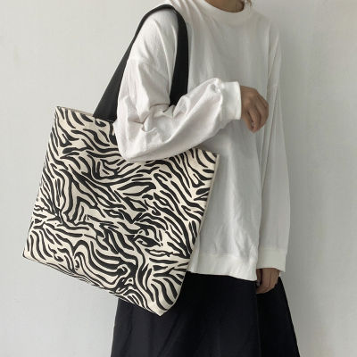[COD] กระเป๋าลายม้าลายผู้หญิงเน็ตนิยมไหล่เดียวสไตล์ญี่ปุ่นฮาราจูกุ ulaazng กระเป๋าผ้าใบนักเรียนความจุสูง ins