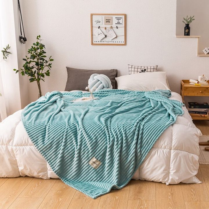 ผ้าคลุมเตียงผ้านวมคลุมเตียงที่เป็นของแข็งสีเหลืองสีเขียวอ่อนและอ่อนนุ่มบนเตียงผ้าห่มหนาและผ้าห่ม