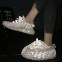 [Flying shoes]รองเท้าใส่ในบ้านสำหรับฤดูหนาวสะท้อนแสงระยิบระยับสำหรับผู้ชายผู้หญิงรองเท้าแตะใส่ในบ้านกันลื่นแวววาวแวววาวอบอุ่นมีบุคลิกที่โดดเด่นพื้นรองเท้าหนา
