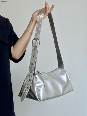 2023 niche design new female bag silver one shoulder leisure senior sense of texture inclined