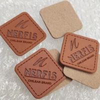 【LZ】□▲❁  Personalizado PU Couro Etiquetas de Roupas Precut Brown Vestuário Tags Handmade DIY Costura Tag 3x3 cm 1000 pcs