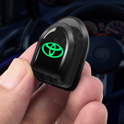 สติกเกอร์ที่จับสายเคเบิลข้อมูลแดชบอร์ดขนาดเล็ก4ชิ้น/เซ็ตตะขอแขวนติดรถยนต์เรืองแสงกระเป๋าตากแห้งอัตโนมัติอุปกรณ์เสริมสติกเกอร์แขวนติดรถยนต์สำหรับ Toyota Camry Wigo Vios Rush CH-R Innova Corolla Avanza Yaris Rav4 Fortuner Hilux Tundra ฯลฯ