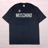 เสื้อยืด พิมพ์ลายโลโก้ Moschino สีดํา หลากสี