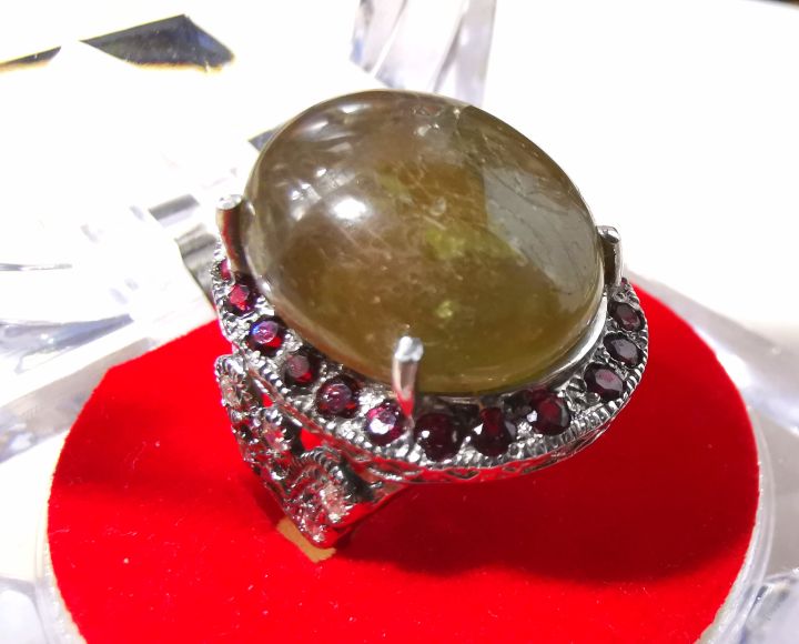 พลอยแท้-green-sapphire-แหวนเขียวส่อง-18-กะรัต-ล้อมโกเมน-เรือนเงินแท้ชุบทองคำขาว-ฉลุลายด้านข้าง-ไซส์-54