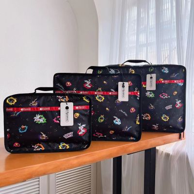 Lesportsac 2023 กระเป๋าใส่อุปกรณ์อาบน้ำ1436 LeSportsac กระเป๋าเก็บของกระเป๋าเก็บสัมภาระกระเป๋ากระเป๋าขนาดใหญ่กลางและเล็กชุด3ชิ้น