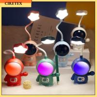 CIRETEX พื้นที่มนุษย์นักเรียนที่หรี่แสงได้สุดสร้างสรรค์ USB ไฟกลางคืนนักบินอวกาศโคมไปตั้งโต๊ะที่วางปากกา