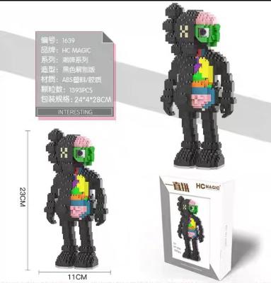 ตัวต่อ HC MAGIC 1639 : KAWS จำนวนตัวต่อ 1393 ชิ้น