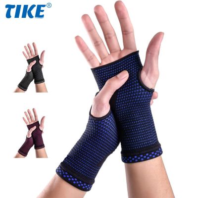 1 Pair Wrist Support Sleeves, Medical Compression for Carpal Tunnel and Wrist Pain Relief, Sports Wrist Brace for Men and Women