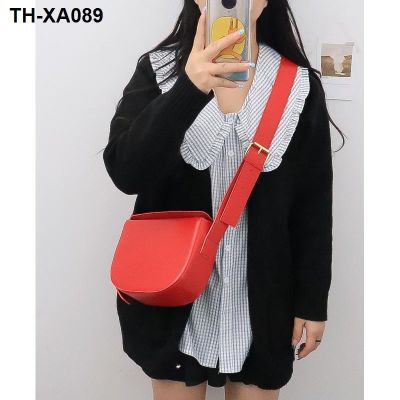 กระเป๋า Messenger ของผู้หญิงที่เรียบง่ายและอเนกประสงค์สีแดงอารมณ์บรอดแบนด์ถุงอานใหม่กระเป๋าสะพายสบาย ๆ หนัง pu น้ำ