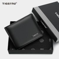 Tigernu กระเป๋าสตางค์ของผู้ชายกระเป๋า M0ney ขนาดเล็กพร้อมกล่องของขวัญ,ที่ใส่นามบัตรและบัตรเครดิตกระเป๋าสตางค์ใบสั้นผู้ชายแฟชั่นกระเป๋าเงินหนัง PU