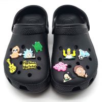 Crocs Jibbitz นิ้วกลางชุดรองเท้าหัวเข็มขัดหลุมรองเท้าหัวเข็มขัดรองเท้าดอกไม้การ์ตูนจดหมายพีวีซียางนุ่มอุปกรณ์รองเท้า